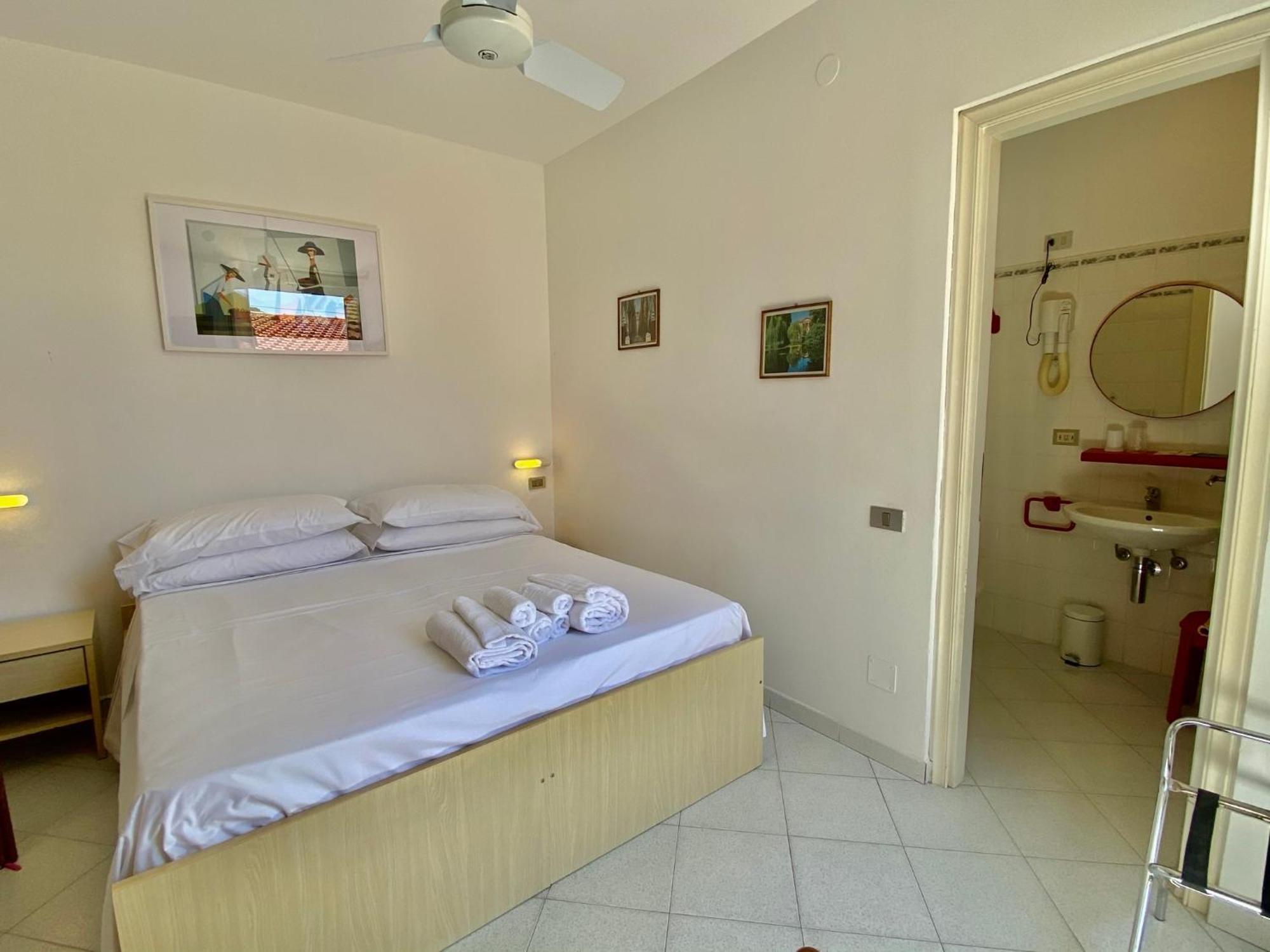 Hotel Alba Chiara Finale Ligure Bagian luar foto