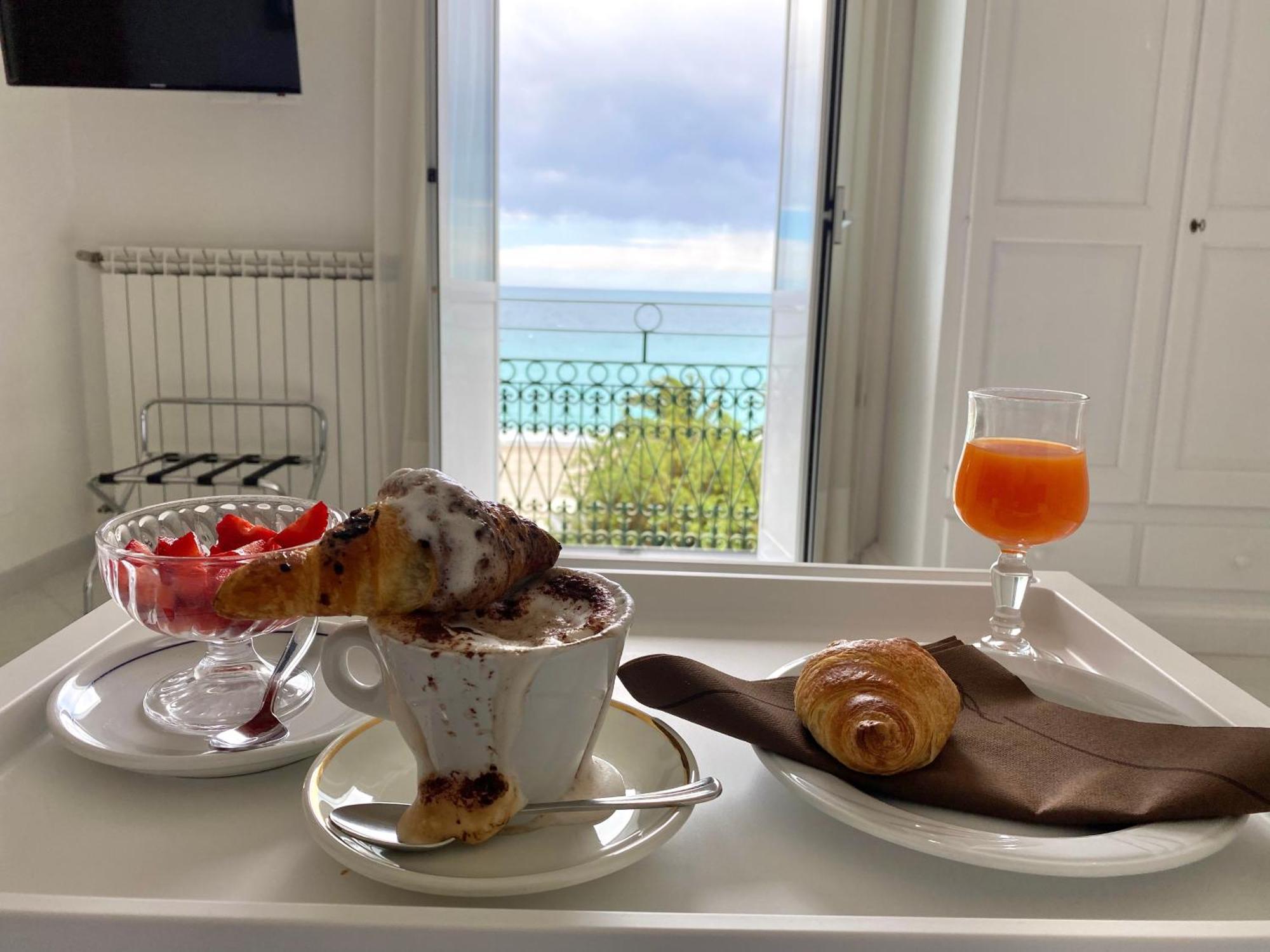 Hotel Alba Chiara Finale Ligure Bagian luar foto